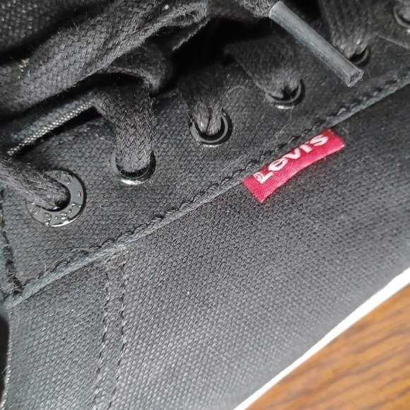 🎈$10 add on. LEVI'S Size 9 Men's shoes sneakers - Picture 5 of 10